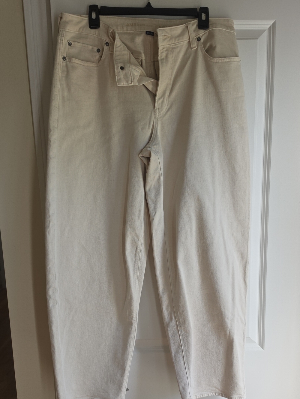 American Eagle Barrel Leg Cream Strech Jeans